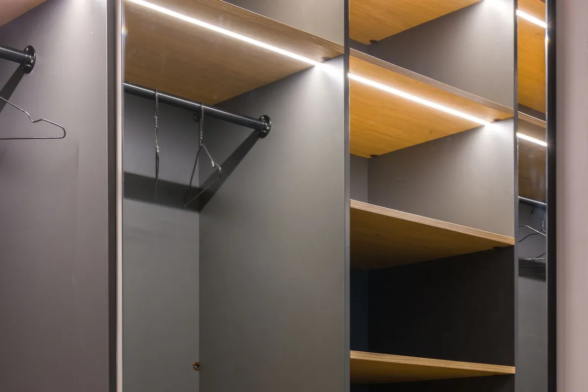 Dressing amenage avec etageres, un emplacement discret pour un coffre-fort